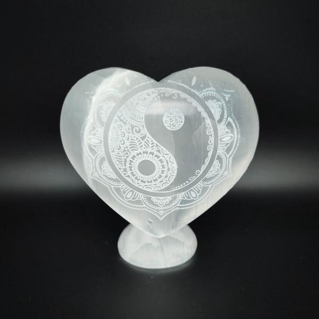 Szelenit szív álló yin yang 10-12cm - kellékek & szerszámok - ásvány alapanyag - ásvány figura - Meska.hu