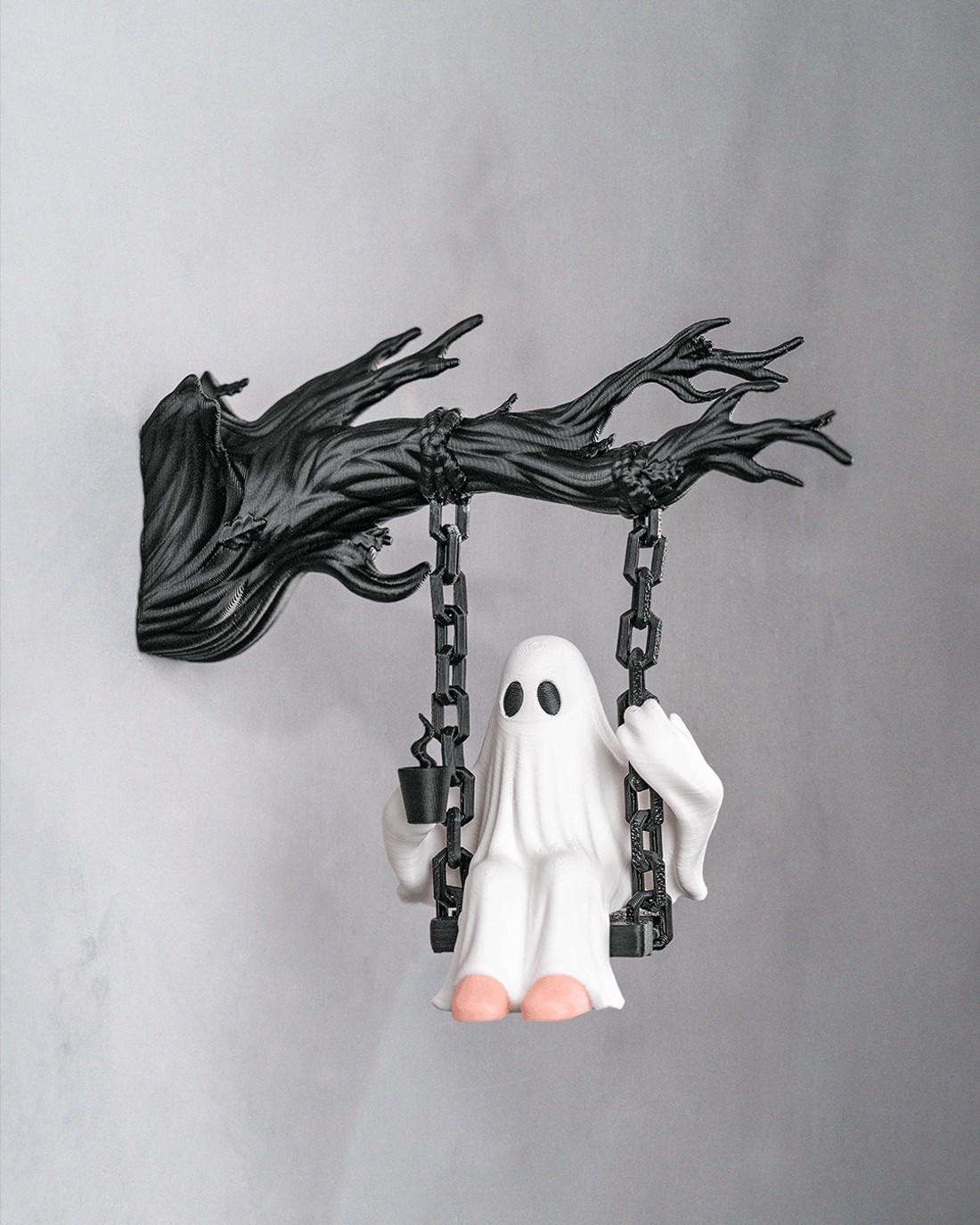 Halloween fali dekoráció, hintázó szellem faágon � falidísz figura, 11 x 11 x 7 cm - otthon & életmód - dekoráció - halloween - halloweeni figurák - Meska.hu