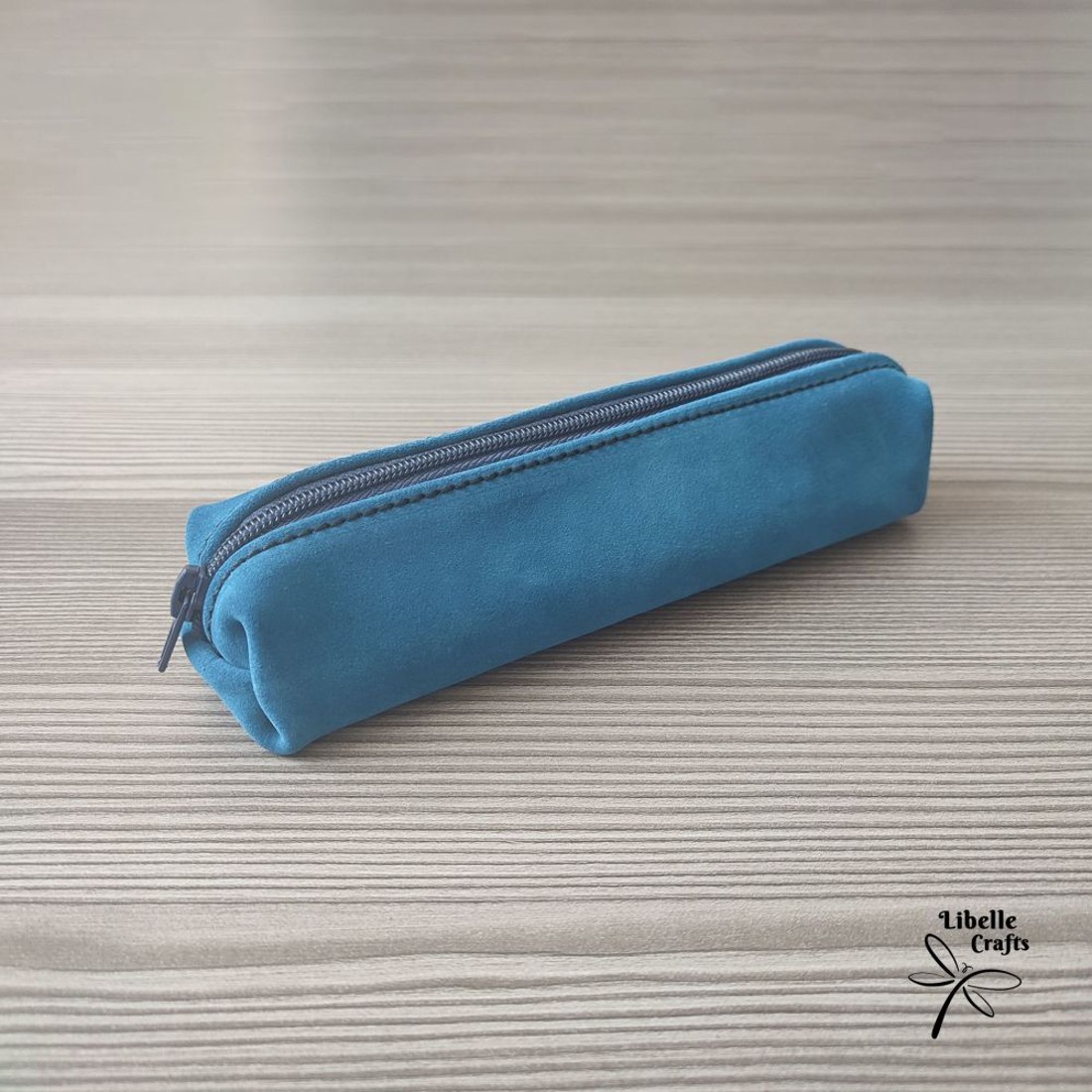 Kék bőrből készült tolltartó - otthon & életmód - papír, írószer - tolltartó & ceruzatekercs - Meska.hu