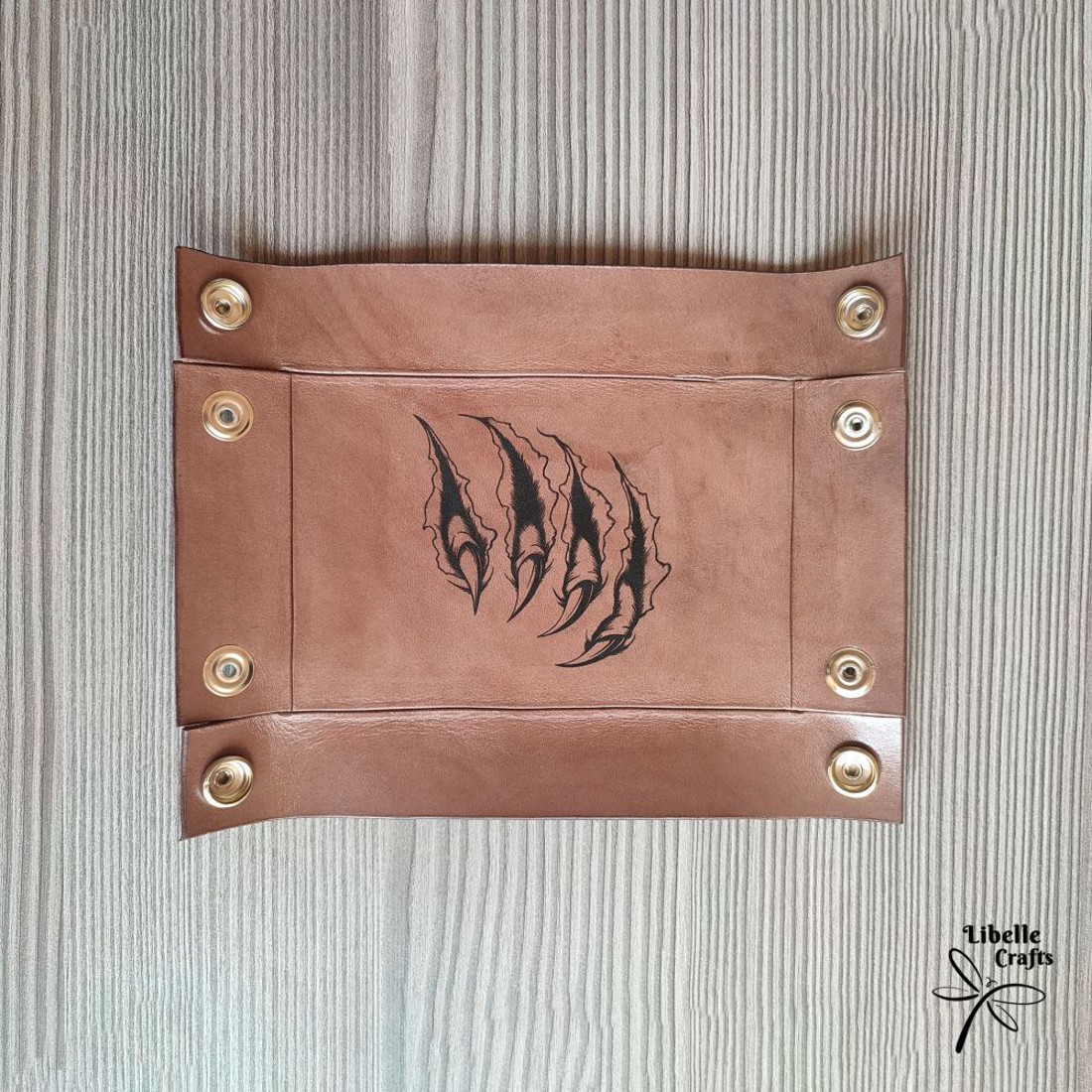 Karmolás mintás kockadobó tálca - játék & sport - szerepjáték - Meska.hu