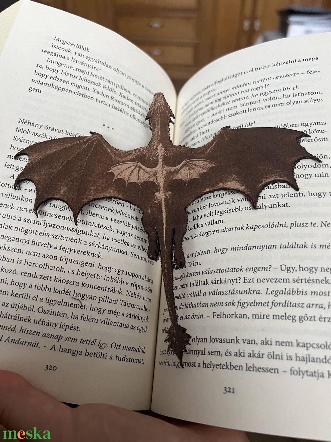 Bőr Fourth Wing könyvjelző - könyv & zene - könyvjelző - Meska.hu