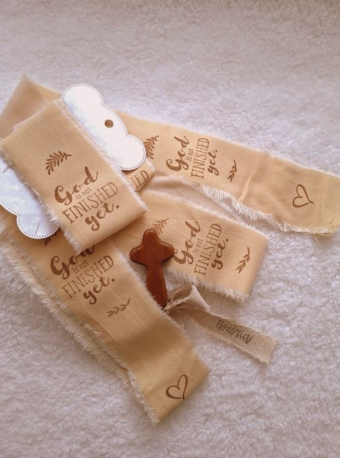 Kézzel festett és bélyegzett, tépett, pamutszalag, Bibliai, igés, felirattal- krém-009 - kellékek & szerszámok - rövidáru - szalag, pánt - textilszalag - Meska.hu