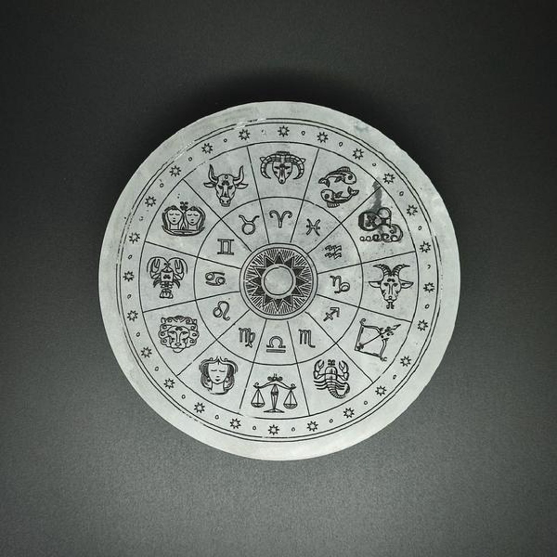 Szelenit korong zodiákus fekete 14cm - kellékek & szerszámok - ásvány alapanyag - szelenit korong - Meska.hu Szelenit korong zodiákus fekete 14cm - kellékek & szerszámok - ásvány alapanyag - szelenit korong - Meska.hu