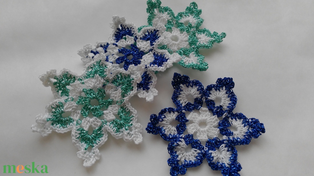 Horgolt hópihe díszek (4 db / csomag) - karácsony - karácsonyi lakásdekoráció - karácsonyfadíszek - Meska.hu