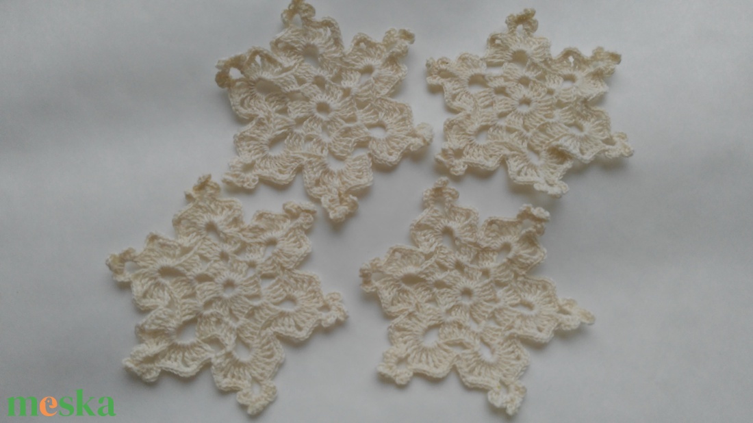 Horgolt hópihe díszek (4 db / csomag) - karácsony - karácsonyi lakásdekoráció - karácsonyfadíszek - Meska.hu