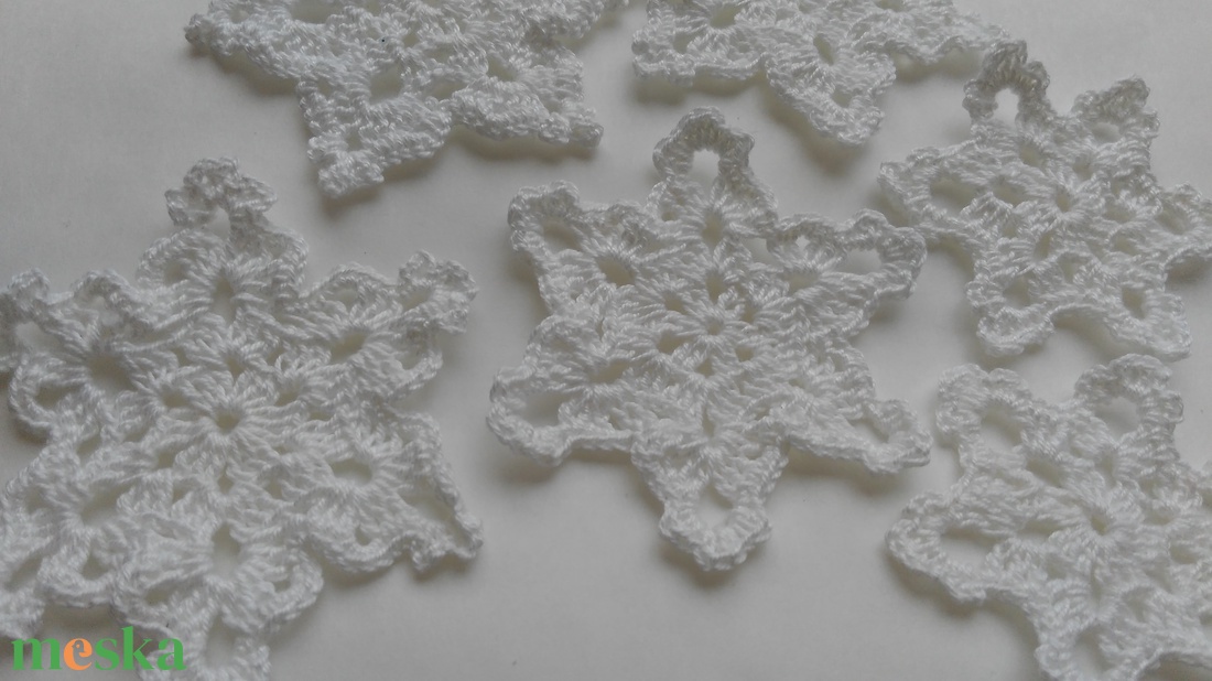 Horgolt hópihe díszek (6 db / csomag) - karácsony - karácsonyi lakásdekoráció - karácsonyfadíszek - Meska.hu