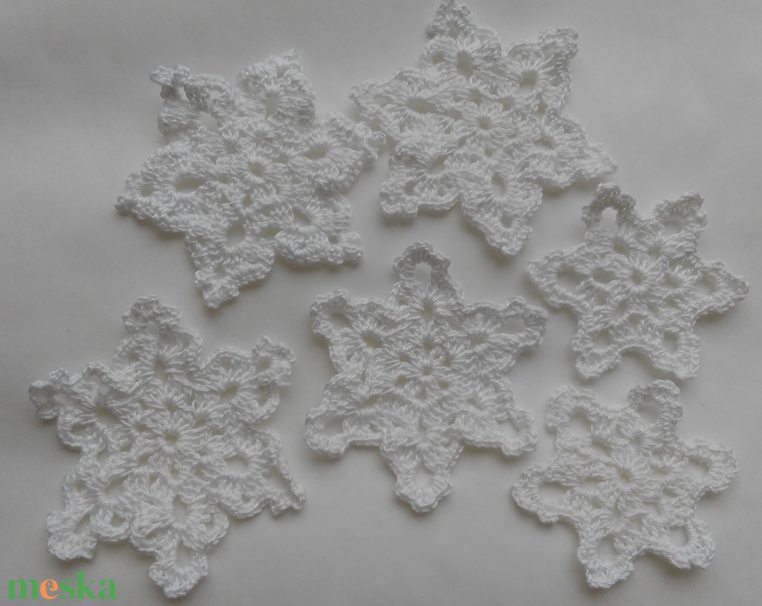 Horgolt hópihe díszek (6 db / csomag) - karácsony - karácsonyi lakásdekoráció - karácsonyfadíszek - Meska.hu