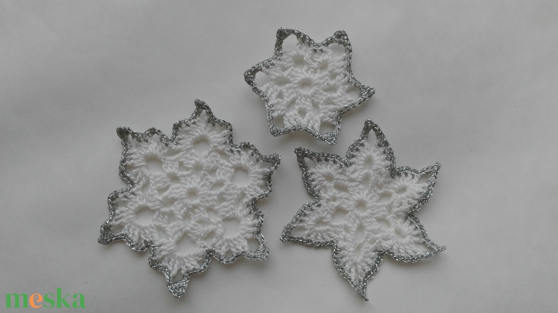 Horgolt hópihe díszek (3 db / csomag) - karácsony - karácsonyi lakásdekoráció - karácsonyfadíszek - Meska.hu