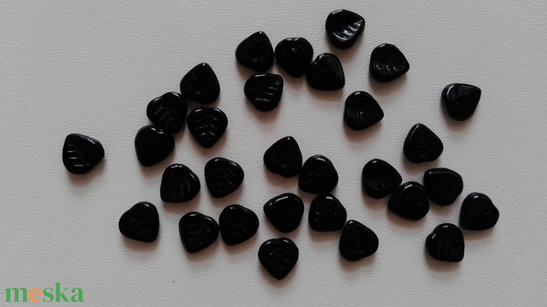 Cseh üveggyöngy levél - 9mm - 28 db / csomag - fekete - kellékek & szerszámok - gyöngyfűzés kellékek - üveggyöngy - Meska.hu