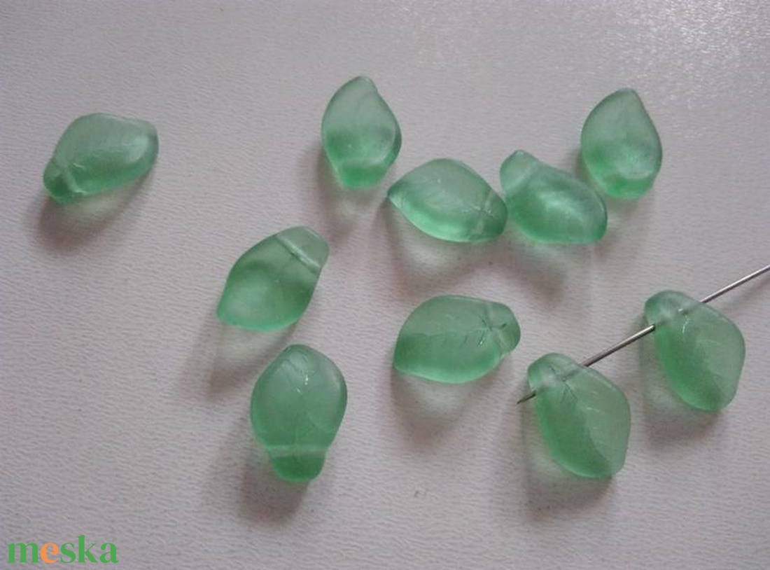 Cseh üveggyöngy levél - 15x10mm - 11 db / csomag - matt világoszöld - kellékek & szerszámok - gyöngyfűzés kellékek - üveggyöngy - Meska.hu Cseh üveggyöngy levél - 15x10mm - 11 db / csomag - matt világoszöld - kellékek & szerszámok - gyöngyfűzés kellékek - üveggyöngy - Meska.hu