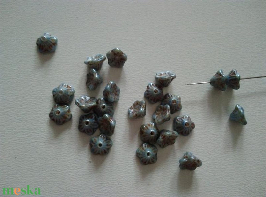 Cseh üveggyöngy virág - 7x5 mm - 20 db / csomag - szürkéskék-barna - kellékek & szerszámok - gyöngyfűzés kellékek - üveggyöngy - Meska.hu Cseh üveggyöngy virág - 7x5 mm - 20 db / csomag - szürkéskék-barna - kellékek & szerszámok - gyöngyfűzés kellékek - üveggyöngy - Meska.hu