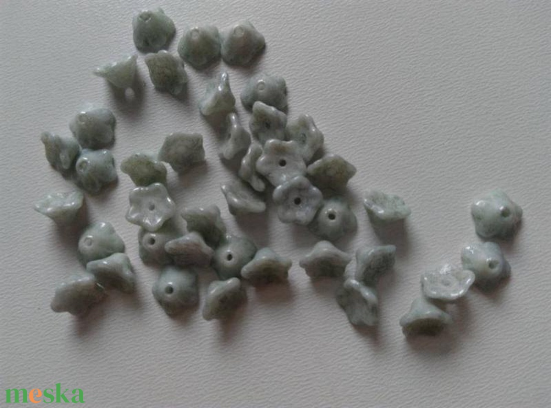 Cseh üveggyöngy virág - 7x5 mm - 50 db / csomag - szürke - kellékek & szerszámok - gyöngyfűzés kellékek - üveggyöngy - Meska.hu Cseh üveggyöngy virág - 7x5 mm - 50 db / csomag - szürke - kellékek & szerszámok - gyöngyfűzés kellékek - üveggyöngy - Meska.hu