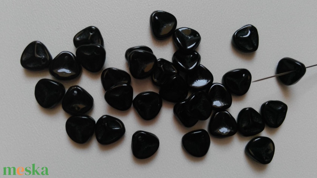 Cseh üveggyöngy - 8mm - 20 db / csomag - fekete - kellékek & szerszámok - gyöngyfűzés kellékek - üveggyöngy - Meska.hu Cseh üveggyöngy - 8mm - 20 db / csomag - fekete - kellékek & szerszámok - gyöngyfűzés kellékek - üveggyöngy - Meska.hu