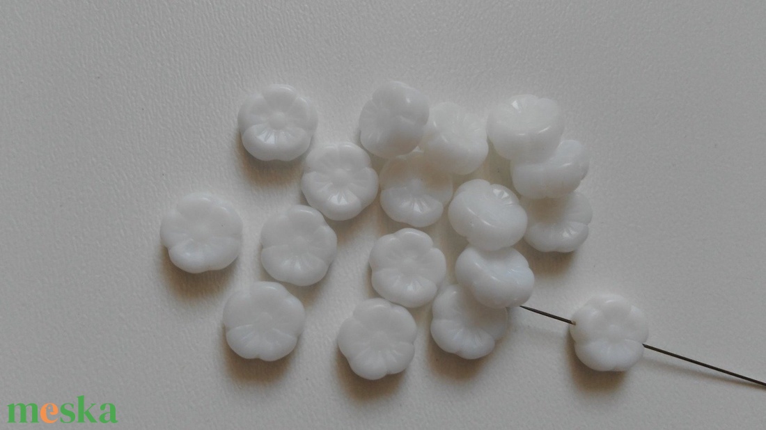 Cseh üveggyöngy virág - 9x4mm - 15 db / csomag - fehér - kellékek & szerszámok - gyöngyfűzés kellékek - üveggyöngy - Meska.hu