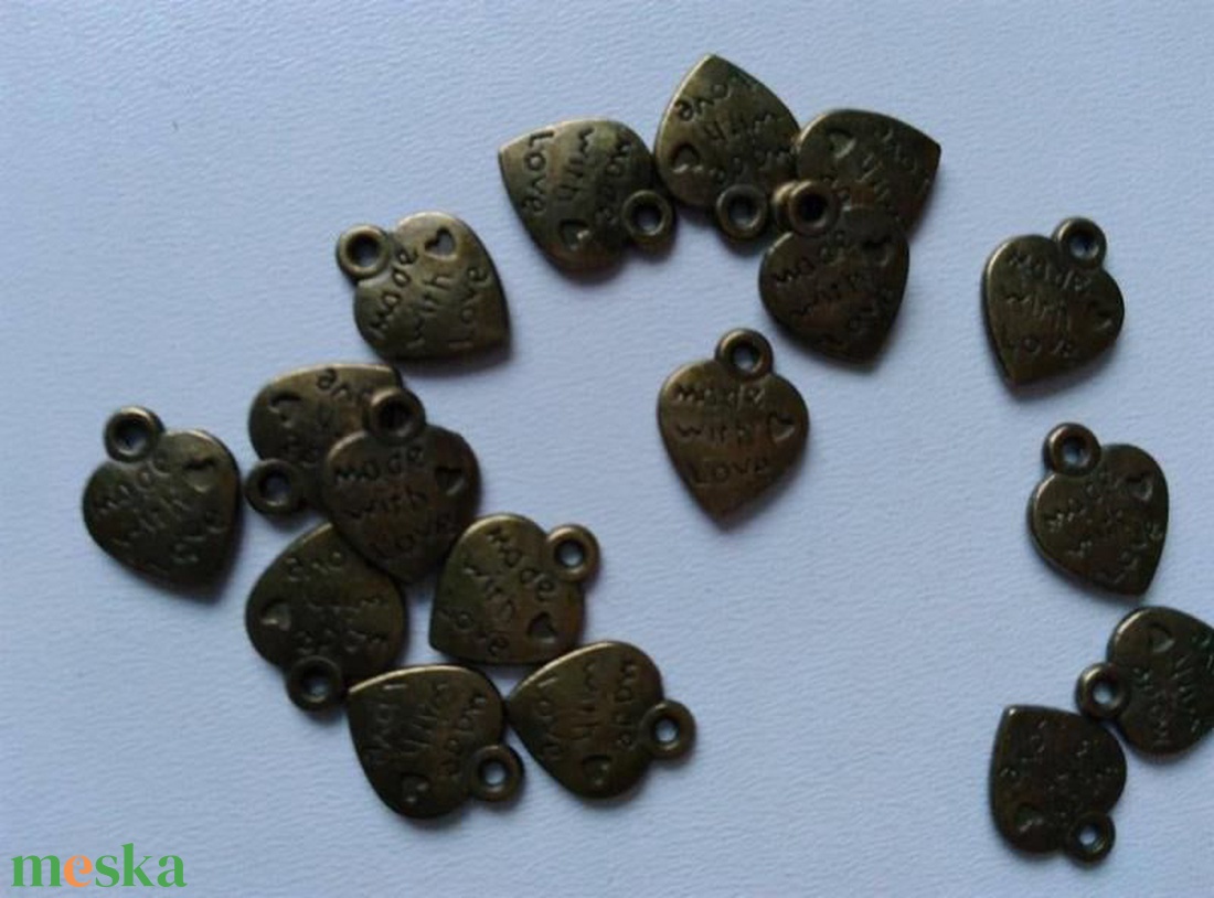 Fém medál - szív - 12x10 mm - made with love - 10 db / csomag - sárgaréz szín - kellékek & szerszámok - ékszerkellék - medál csomag - Meska.hu Fém medál - szív - 12x10 mm - made with love - 10 db / csomag - sárgaréz szín - kellékek & szerszámok - ékszerkellék - medál csomag - Meska.hu