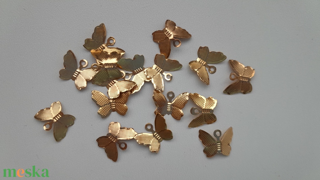 Vékony fém pillangó medál - 11x14mm - 10 db / csomag - világos arany szín - kellékek & szerszámok - ékszerkellék - medál csomag - Meska.hu Vékony fém pillangó medál - 11x14mm - 10 db / csomag - világos arany szín - kellékek & szerszámok - ékszerkellék - medál csomag - Meska.hu