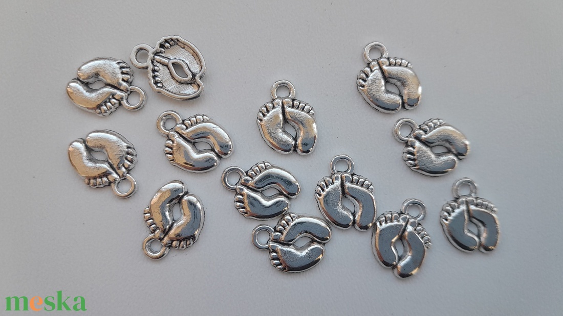Fém medál - 14x10mm - talpacska - 10 db / csomag - antik ezüst szín - kellékek & szerszámok - ékszerkellék - medál csomag - Meska.hu Fém medál - 14x10mm - talpacska - 10 db / csomag - antik ezüst szín - kellékek & szerszámok - ékszerkellék - medál csomag - Meska.hu