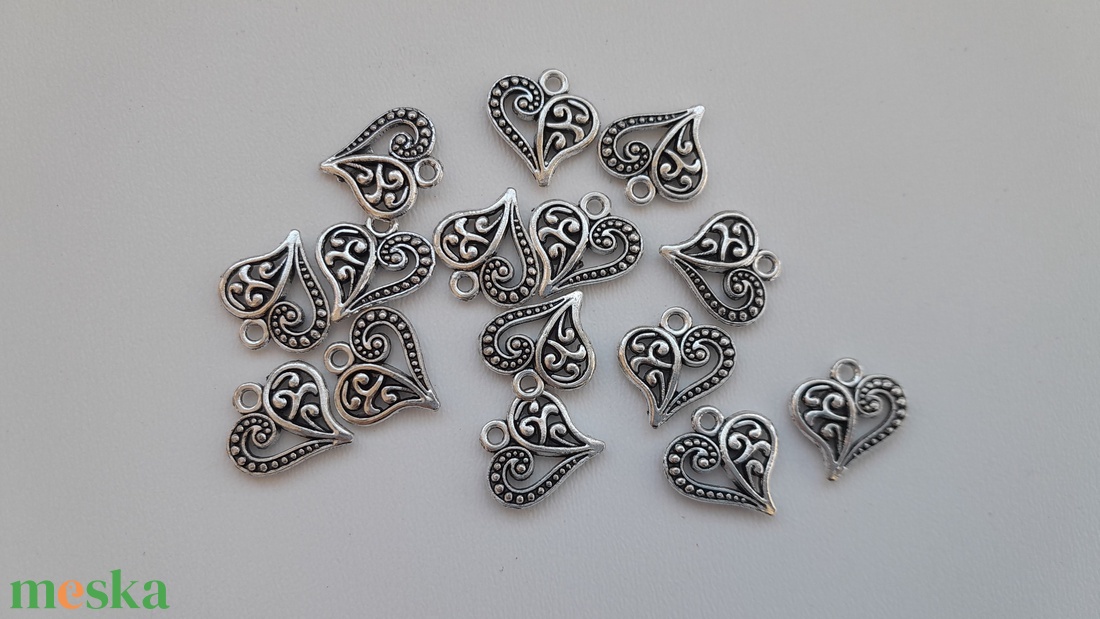 Fém medál - 14x14mm - szív - 10 db / csomag - antik ezüst szín - kellékek & szerszámok - ékszerkellék - medál csomag - Meska.hu Fém medál - 14x14mm - szív - 10 db / csomag - antik ezüst szín - kellékek & szerszámok - ékszerkellék - medál csomag - Meska.hu