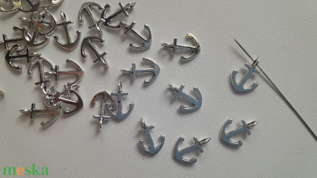 Fém medál - 11x8mm - horgony - 10 db / csomag - antik ezüst szín - kellékek & szerszámok - ékszerkellék - medál csomag - Meska.hu Fém medál - 11x8mm - horgony - 10 db / csomag - antik ezüst szín - kellékek & szerszámok - ékszerkellék - medál csomag - Meska.hu