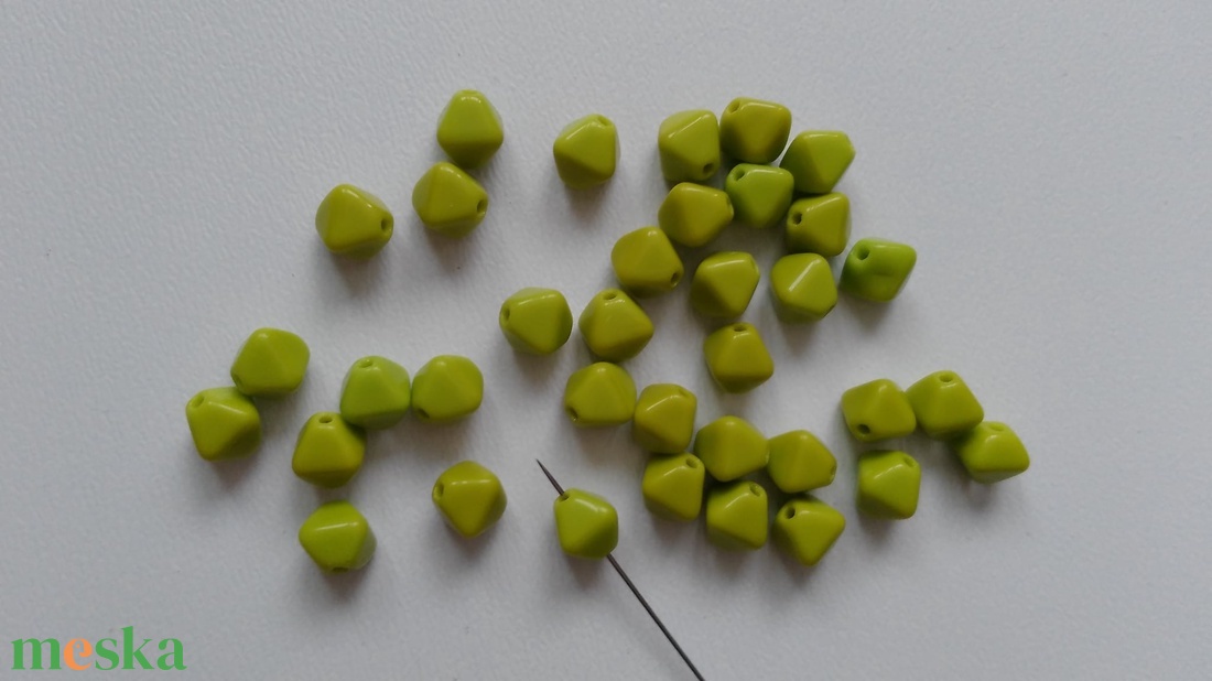 Cseh üveggyöngy - 6mm - 100 db / csomag - zöld - kellékek & szerszámok - gyöngyfűzés kellékek - üveggyöngy - Meska.hu