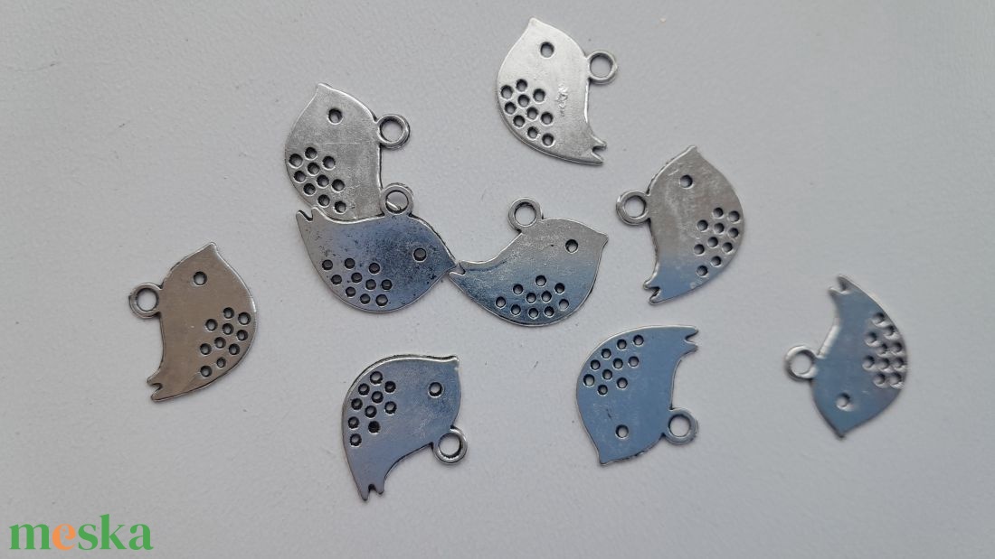 Fém medál - 13x16mm - madárka - 10 db / csomag - antik ezüst szín - kellékek & szerszámok - ékszerkellék - medál csomag - Meska.hu Fém medál - 13x16mm - madárka - 10 db / csomag - antik ezüst szín - kellékek & szerszámok - ékszerkellék - medál csomag - Meska.hu