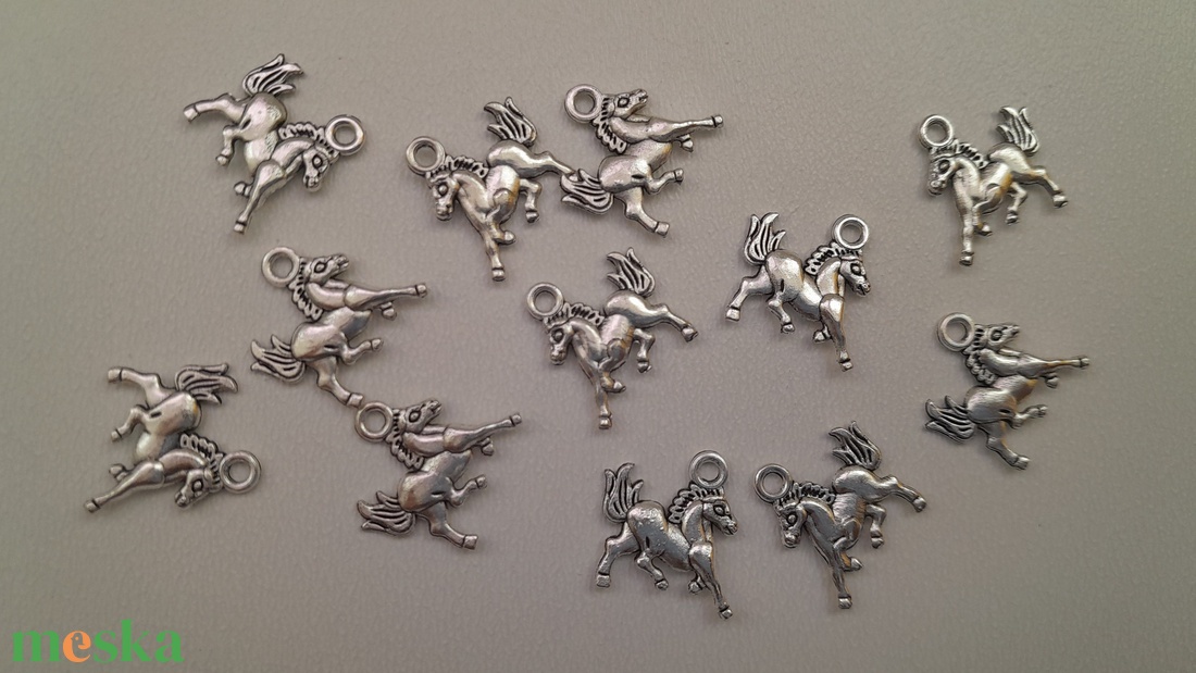 Fém medál - 15x16mm - ló - 10 db / csomag - antik ezüst szín - kellékek & szerszámok - ékszerkellék - medál csomag - Meska.hu Fém medál - 15x16mm - ló - 10 db / csomag - antik ezüst szín - kellékek & szerszámok - ékszerkellék - medál csomag - Meska.hu