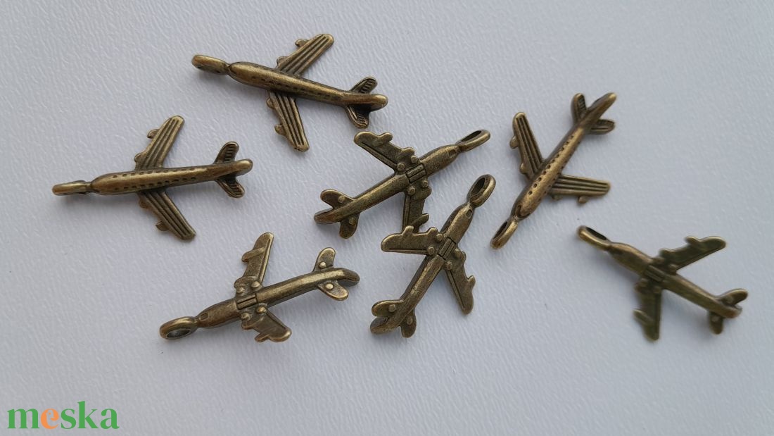 Fém repülőgép medál - 24x15mm - 10 db / csomag - sárgaréz szín - kellékek & szerszámok - ékszerkellék - medál csomag - Meska.hu Fém repülőgép medál - 24x15mm - 10 db / csomag - sárgaréz szín - kellékek & szerszámok - ékszerkellék - medál csomag - Meska.hu