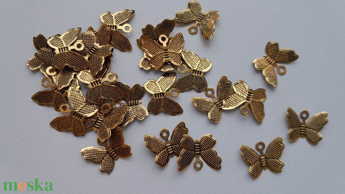 Vékony fém pillangó medál - 11x14mm - 10 db / csomag - antik arany szín - kellékek & szerszámok - ékszerkellék - medál csomag - Meska.hu Vékony fém pillangó medál - 11x14mm - 10 db / csomag - antik arany szín - kellékek & szerszámok - ékszerkellék - medál csomag - Meska.hu