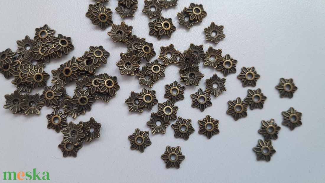 Fém gyöngykupak - 7x8mm - sárgaréz szín - 20 db / csomag - kellékek & szerszámok - gyöngyfűzés kellékek - gyöngykupak - Meska.hu Fém gyöngykupak - 7x8mm - sárgaréz szín - 20 db / csomag - kellékek & szerszámok - gyöngyfűzés kellékek - gyöngykupak - Meska.hu