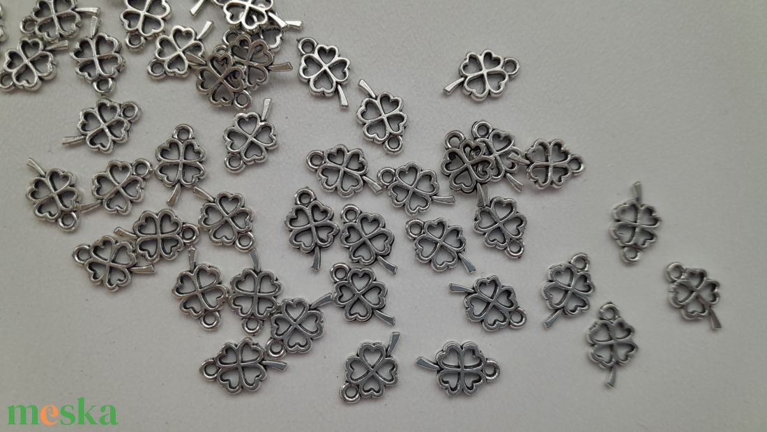 Fém medál - 10x6mm - lóhere - 10 db / csomag - antik ezüst szín - kellékek & szerszámok - ékszerkellék - medál csomag - Meska.hu Fém medál - 10x6mm - lóhere - 10 db / csomag - antik ezüst szín - kellékek & szerszámok - ékszerkellék - medál csomag - Meska.hu