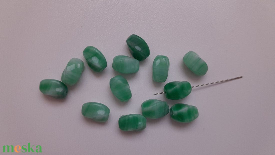 Cseh üveggyöngy csavart mintával - 11x7mm - 26db / csomag - zöld - kellékek & szerszámok - gyöngyfűzés kellékek - üveggyöngy - Meska.hu