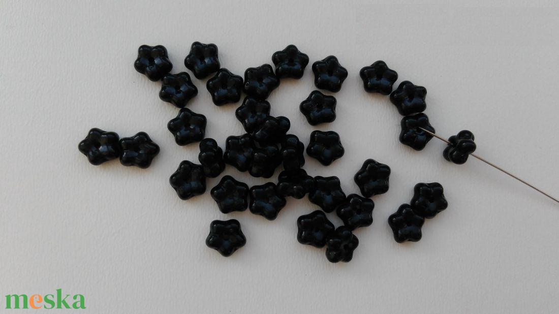 Cseh üveggyöngy virág - 7x3mm - 40 db / csomag - fekete - kellékek & szerszámok - gyöngyfűzés kellékek - üveggyöngy - Meska.hu Cseh üveggyöngy virág - 7x3mm - 40 db / csomag - fekete - kellékek & szerszámok - gyöngyfűzés kellékek - üveggyöngy - Meska.hu