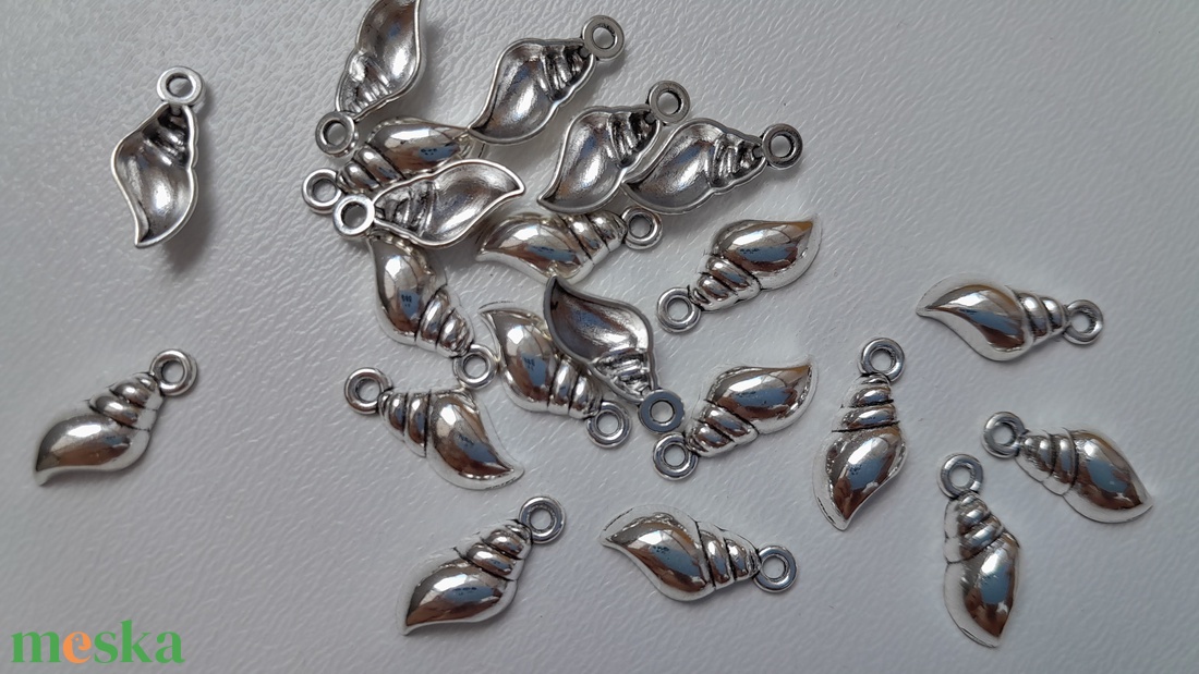 Fém medál - 16x7mm - csiga - 10 db / csomag - antik ezüst szín - kellékek & szerszámok - ékszerkellék - medál csomag - Meska.hu Fém medál - 16x7mm - csiga - 10 db / csomag - antik ezüst szín - kellékek & szerszámok - ékszerkellék - medál csomag - Meska.hu