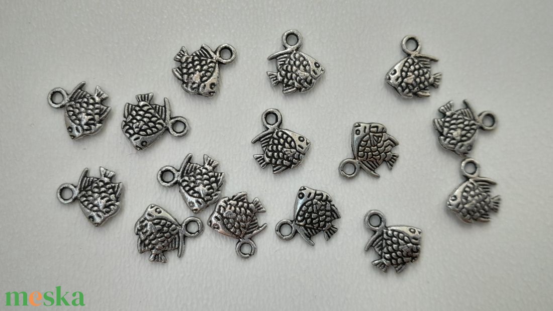 Fém medál - 11x10 mm - hal - 10 db / csomag - antik ezüst szín - kellékek & szerszámok - ékszerkellék - medál csomag - Meska.hu Fém medál - 11x10 mm - hal - 10 db / csomag - antik ezüst szín - kellékek & szerszámok - ékszerkellék - medál csomag - Meska.hu