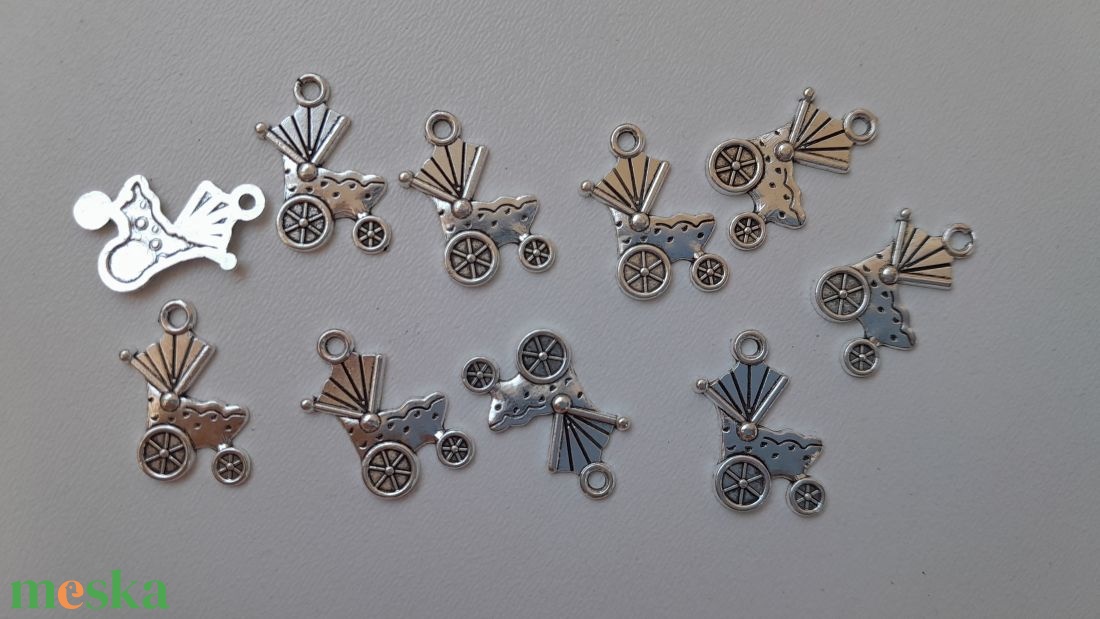 Fém medál - 19x13mm - babakocsi - 10 db / csomag - antik ezüst szín - kellékek & szerszámok - ékszerkellék - medál csomag - Meska.hu Fém medál - 19x13mm - babakocsi - 10 db / csomag - antik ezüst szín - kellékek & szerszámok - ékszerkellék - medál csomag - Meska.hu