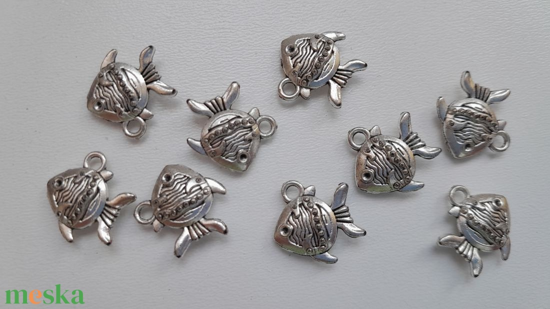 Fém medál - 15x15mm - hal - 10 db / csomag - antik ezüst szín - kellékek & szerszámok - ékszerkellék - medál csomag - Meska.hu Fém medál - 15x15mm - hal - 10 db / csomag - antik ezüst szín - kellékek & szerszámok - ékszerkellék - medál csomag - Meska.hu