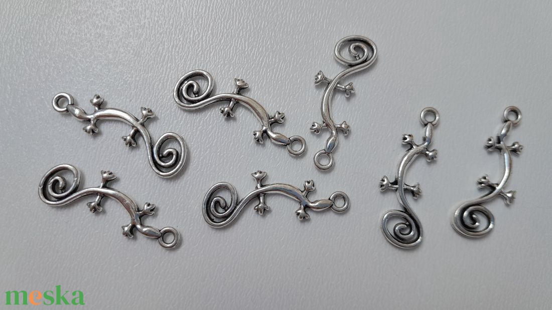 Fém medál - 29x10mm - gyík - 10 db / csomag - antik ezüst szín - kellékek & szerszámok - ékszerkellék - medál csomag - Meska.hu Fém medál - 29x10mm - gyík - 10 db / csomag - antik ezüst szín - kellékek & szerszámok - ékszerkellék - medál csomag - Meska.hu
