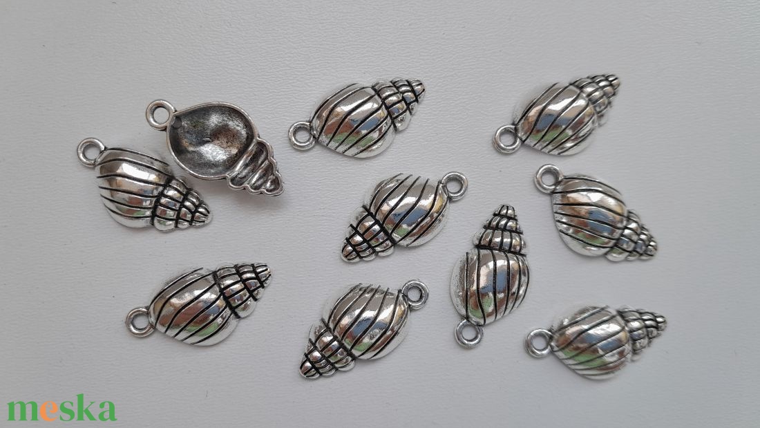 Fém medál - 24x13mm - csiga - 10 db / csomag - antik ezüst szín - kellékek & szerszámok - ékszerkellék - medál csomag - Meska.hu Fém medál - 24x13mm - csiga - 10 db / csomag - antik ezüst szín - kellékek & szerszámok - ékszerkellék - medál csomag - Meska.hu