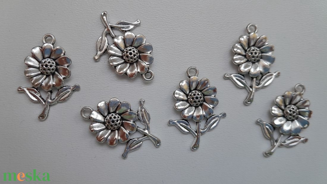Fém medál - 26x18mm - virág napraforgó - 10 db / csomag - antik ezüst szín - kellékek & szerszámok - ékszerkellék - medál csomag - Meska.hu Fém medál - 26x18mm - virág napraforgó - 10 db / csomag - antik ezüst szín - kellékek & szerszámok - ékszerkellék - medál csomag - Meska.hu