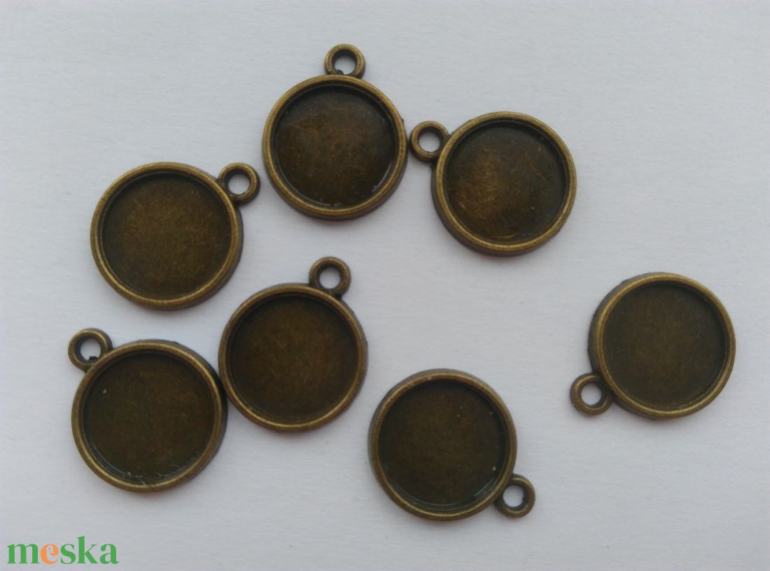 Ragasztható fém alap 12mm-es lencséhez - 10 db / csomag - sárgaréz szín - kellékek & szerszámok - gyöngyfűzés kellékek - egyéb alkatrész - Meska.hu Ragasztható fém alap 12mm-es lencséhez - 10 db / csomag - sárgaréz szín - kellékek & szerszámok - gyöngyfűzés kellékek - egyéb alkatrész - Meska.hu