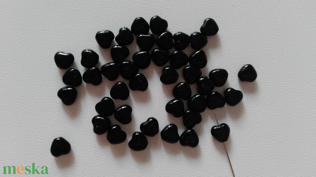 Cseh üveggyöngy szív - 6,5mm - 50 db / csomag - fekete - kellékek & szerszámok - gyöngyfűzés kellékek - üveggyöngy - Meska.hu Cseh üveggyöngy szív - 6,5mm - 50 db / csomag - fekete - kellékek & szerszámok - gyöngyfűzés kellékek - üveggyöngy - Meska.hu
