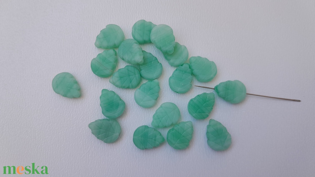 Cseh üveggyöngy levél - 12x9x4mm - 20 db / csomag - zöld - kellékek & szerszámok - gyöngyfűzés kellékek - üveggyöngy - Meska.hu Cseh üveggyöngy levél - 12x9x4mm - 20 db / csomag - zöld - kellékek & szerszámok - gyöngyfűzés kellékek - üveggyöngy - Meska.hu