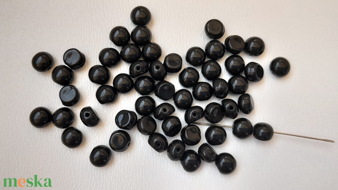 Cseh üveggyöngy félkör - 5x4mm - 56 db / csomag - fekete - kellékek & szerszámok - gyöngyfűzés kellékek - üveggyöngy - Meska.hu Cseh üveggyöngy félkör - 5x4mm - 56 db / csomag - fekete - kellékek & szerszámok - gyöngyfűzés kellékek - üveggyöngy - Meska.hu