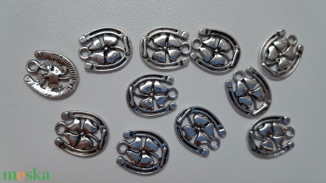 Fém medál - 17x14mm - patkó lóhere - 10 db / csomag - antik ezüst szín - kellékek & szerszámok - ékszerkellék - medál csomag - Meska.hu Fém medál - 17x14mm - patkó lóhere - 10 db / csomag - antik ezüst szín - kellékek & szerszámok - ékszerkellék - medál csomag - Meska.hu