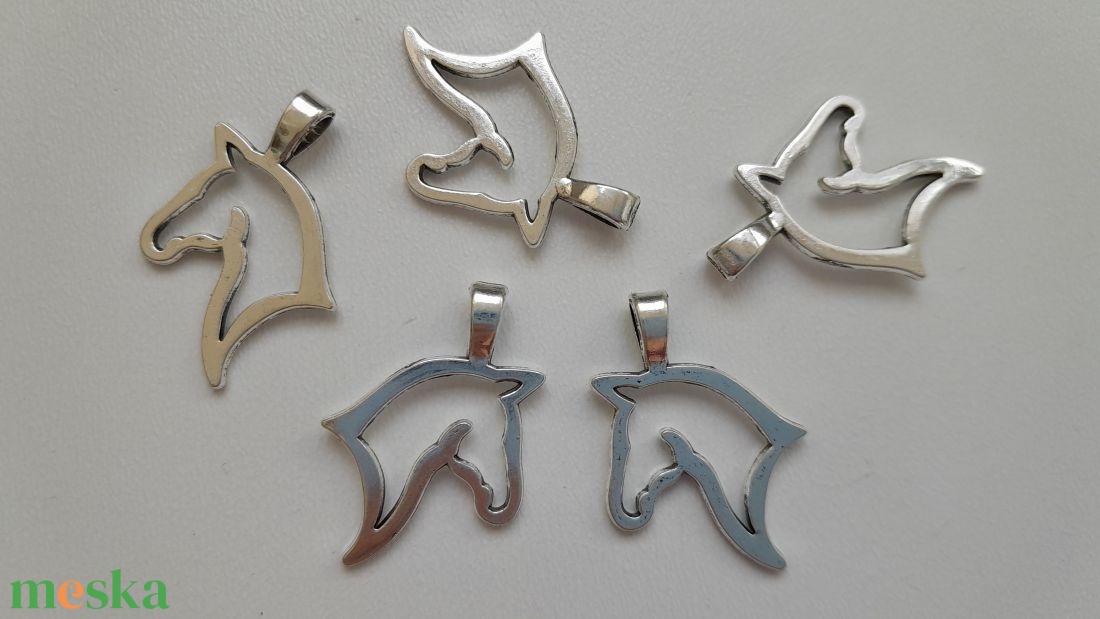 Fém medál - 28x21mm - ló - 10 db / csomag - antik ezüst szín - kellékek & szerszámok - ékszerkellék - medál csomag - Meska.hu Fém medál - 28x21mm - ló - 10 db / csomag - antik ezüst szín - kellékek & szerszámok - ékszerkellék - medál csomag - Meska.hu
