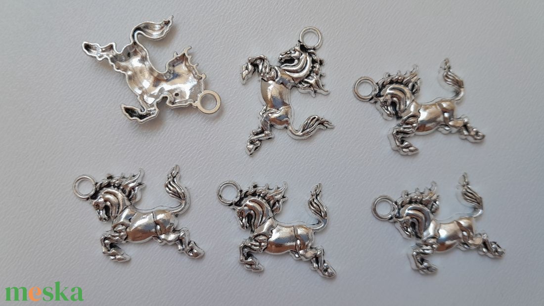 Fém medál - 32x24mm - ló - 10 db / csomag - antik ezüst szín - kellékek & szerszámok - ékszerkellék - medál csomag - Meska.hu Fém medál - 32x24mm - ló - 10 db / csomag - antik ezüst szín - kellékek & szerszámok - ékszerkellék - medál csomag - Meska.hu