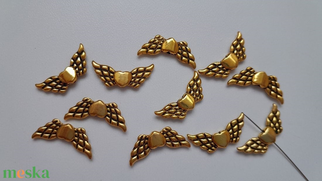 Fém angyalszárny köztes - 22x9mm - 10 db / csomag - antik arany szín - kellékek & szerszámok - dekorációs kellékek - figurák - Meska.hu Fém angyalszárny köztes - 22x9mm - 10 db / csomag - antik arany szín - kellékek & szerszámok - dekorációs kellékek - figurák - Meska.hu