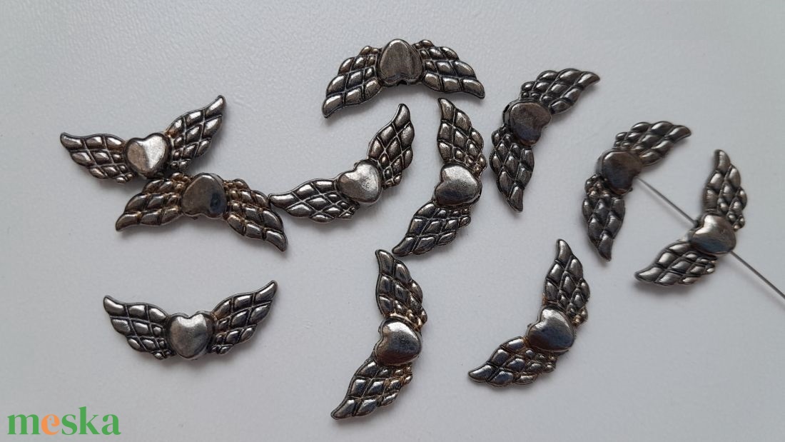 Fém angyalszárny köztes - 22x9mm - 10 db / csomag - gunmetal szín - kellékek & szerszámok - dekorációs kellékek - figurák - Meska.hu Fém angyalszárny köztes - 22x9mm - 10 db / csomag - gunmetal szín - kellékek & szerszámok - dekorációs kellékek - figurák - Meska.hu