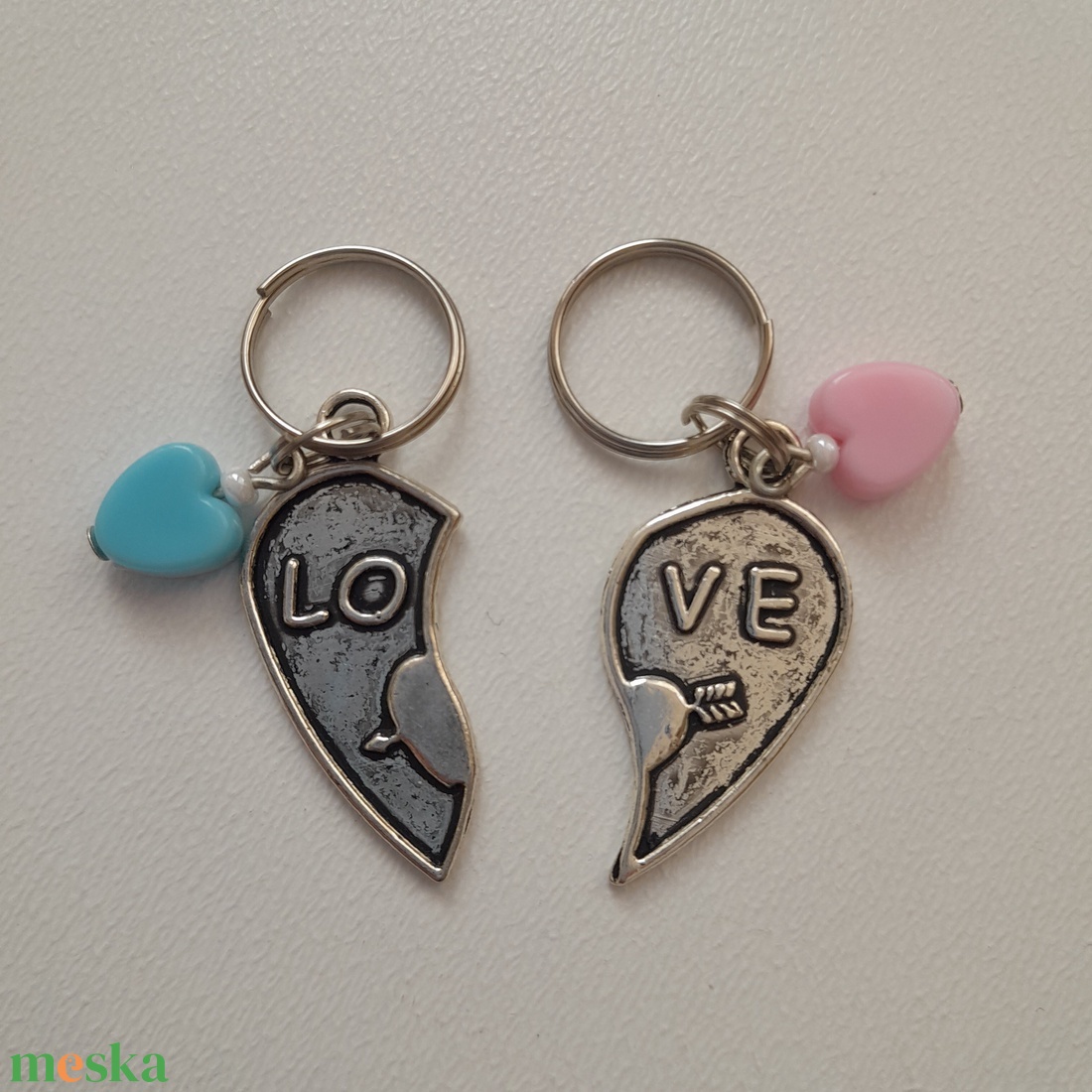 Páros mini kulcstartó / táskadísz szett szivekkel, LOVE felirattal - ékszer - ékszerszett - Meska.hu Páros mini kulcstartó / táskadísz szett szivekkel, LOVE felirattal - ékszer - ékszerszett - Meska.hu