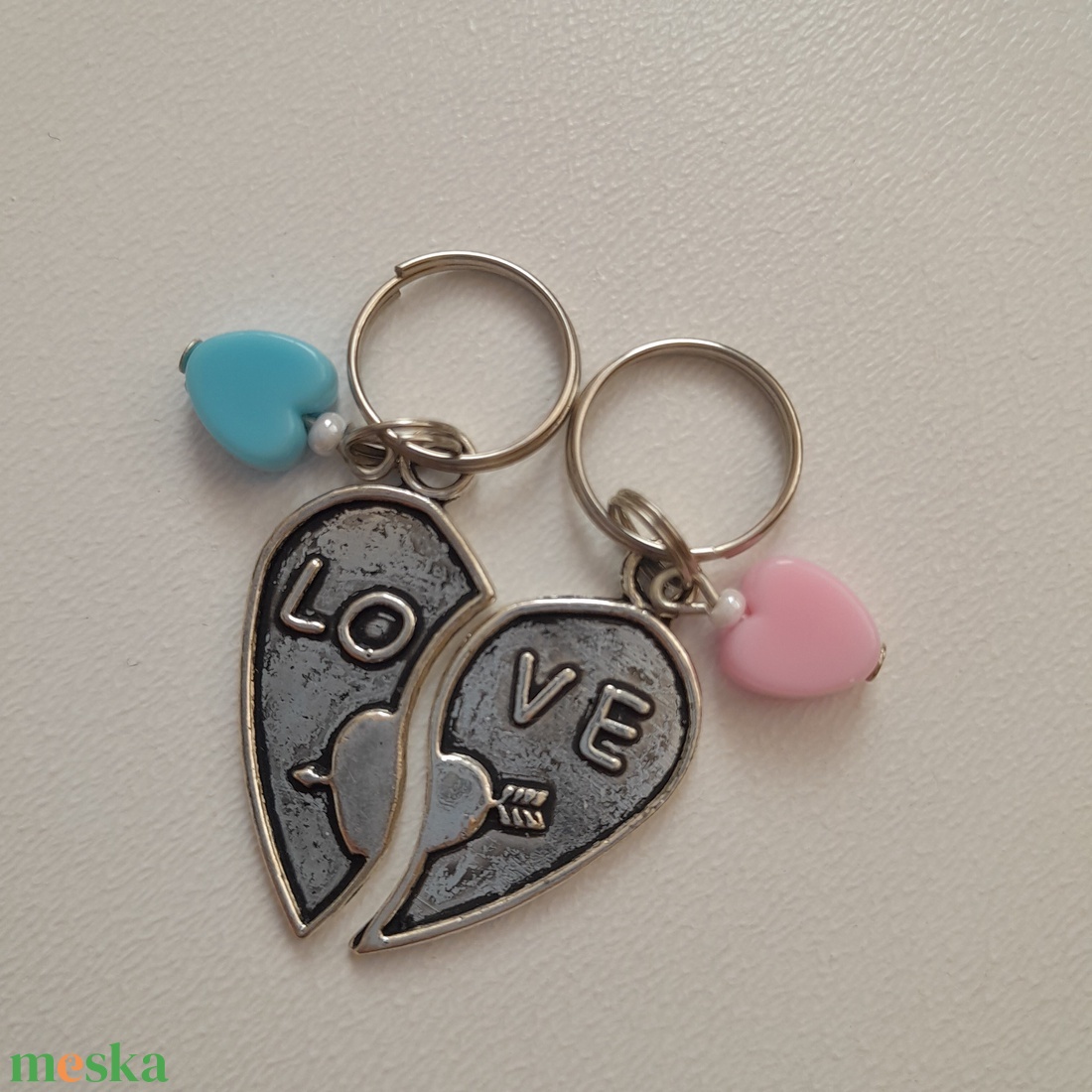 Páros mini kulcstartó / táskadísz szett szivekkel, LOVE felirattal - ékszer - ékszerszett - Meska.hu Páros mini kulcstartó / táskadísz szett szivekkel, LOVE felirattal - ékszer - ékszerszett - Meska.hu